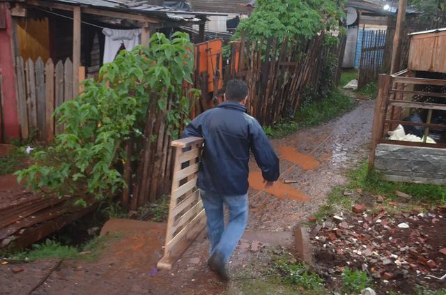 Posadas: asisten a familias damnificadas por las intensas lluvias