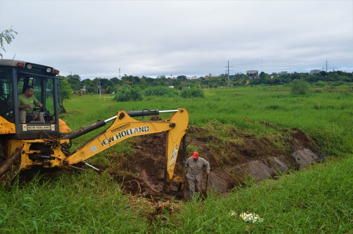 Desarrollan limpiezas de cauces y sumideros en barrios posadeños
