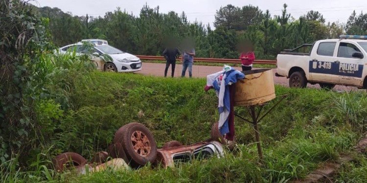 Oberá: camioneta terminó en una zanja tras un despiste