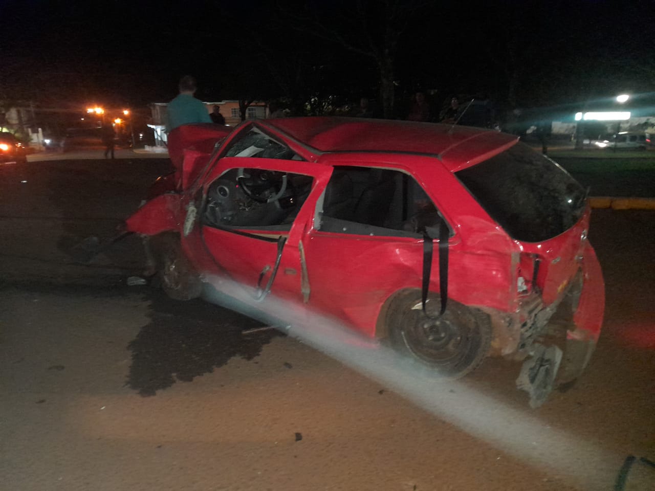 Campo Grande: un hombre terminó herido tras despistar y chocar contra un poste