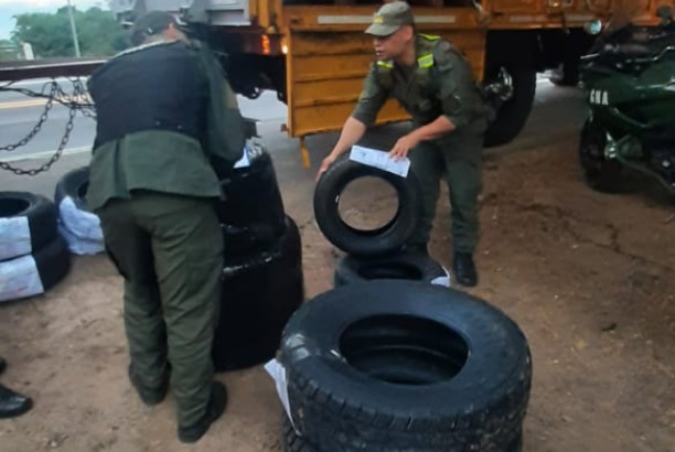 Corrientes: gendarmes secuestraron droga y neumáticos en dos procedimientos sobre ruta 12 2 4 - Corrientes 2 - 3