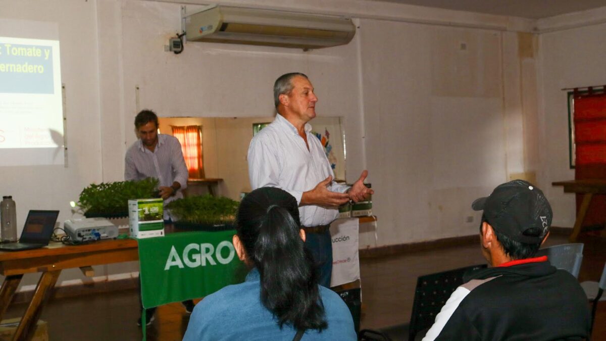 Entregaron plantines de pimiento y capacitaron en manejo de cultivo a familias de Itacaruaré