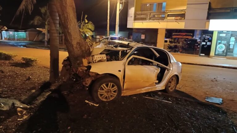 Automovilista terminó internado tras chocar contra un árbol en Wanda