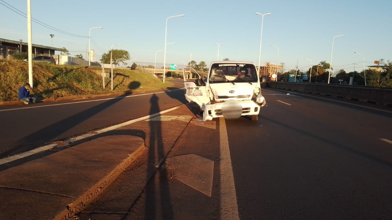 Garupá: hombre fue atropellado por un camión mientras limpiaba el parabrisas de un auto