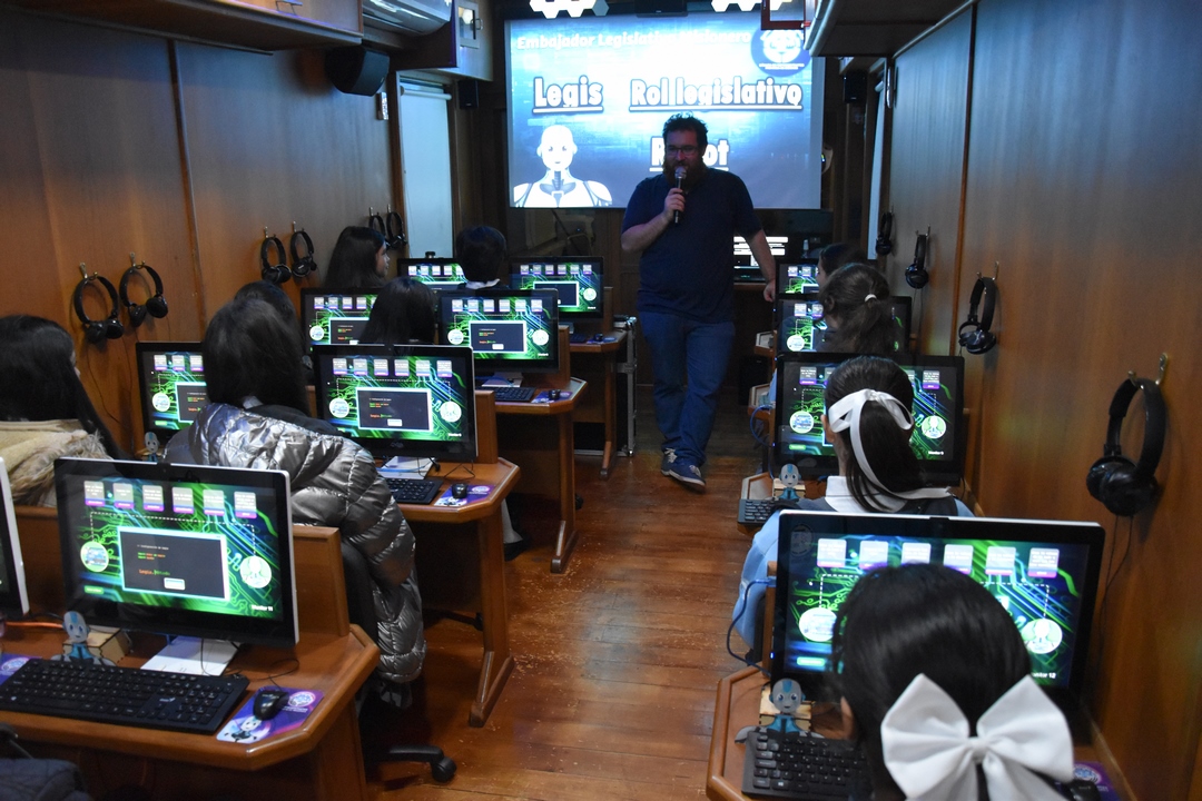 El Embajador Legislativo sorprendió a los estudiantes con su Asistente Virtual "Legis"