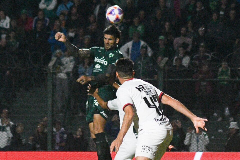 Sarmiento y Newell’s igualaron en un encuentro sin goles