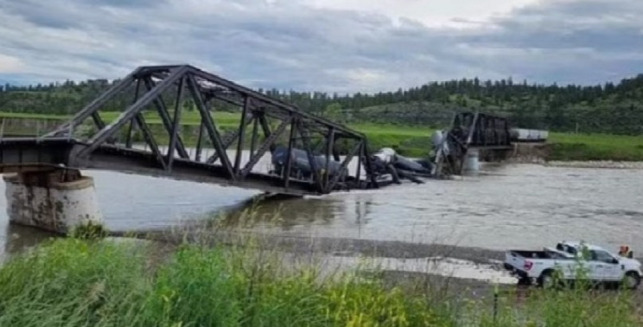 Estados Unidos: se derrumbó un puente en Montana y un tren de carga cayó al agua, alertan por su contenido