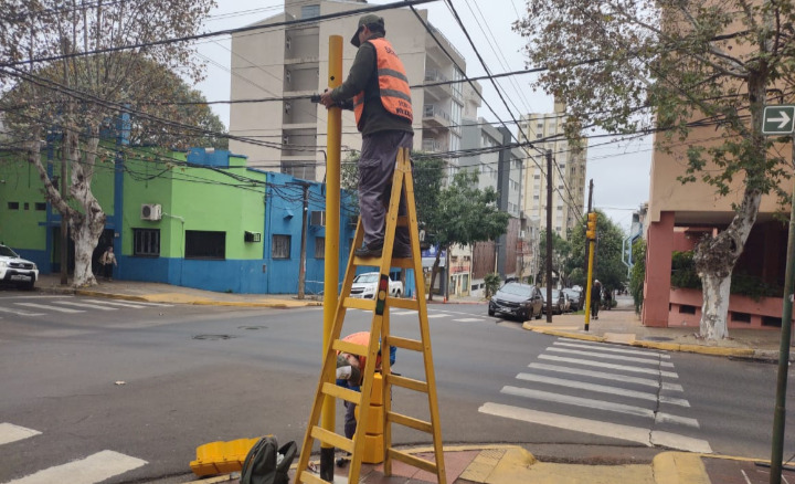 Instalan nuevos semáforos en Posadas para redoblar la seguridad vial