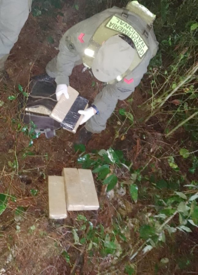 abandonan 20 kilos de marihuana acondicionados en dos mochilas 4 - 1