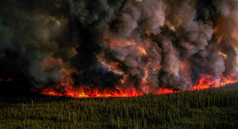 Canadá enfrenta una de sus peores temporadas de incendios con más de 400 focos activos