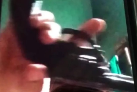 chico con arma