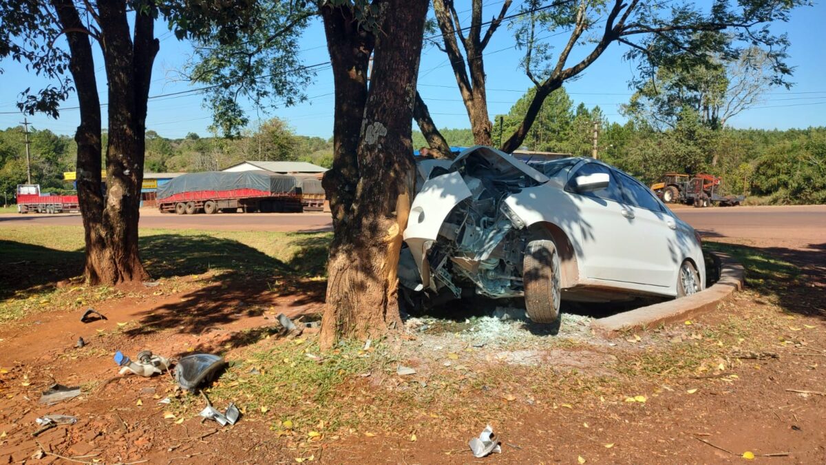 Vehículo despistó tras intentar esquivar control de Gendarmería: trasladaban cigarrillos ilegales