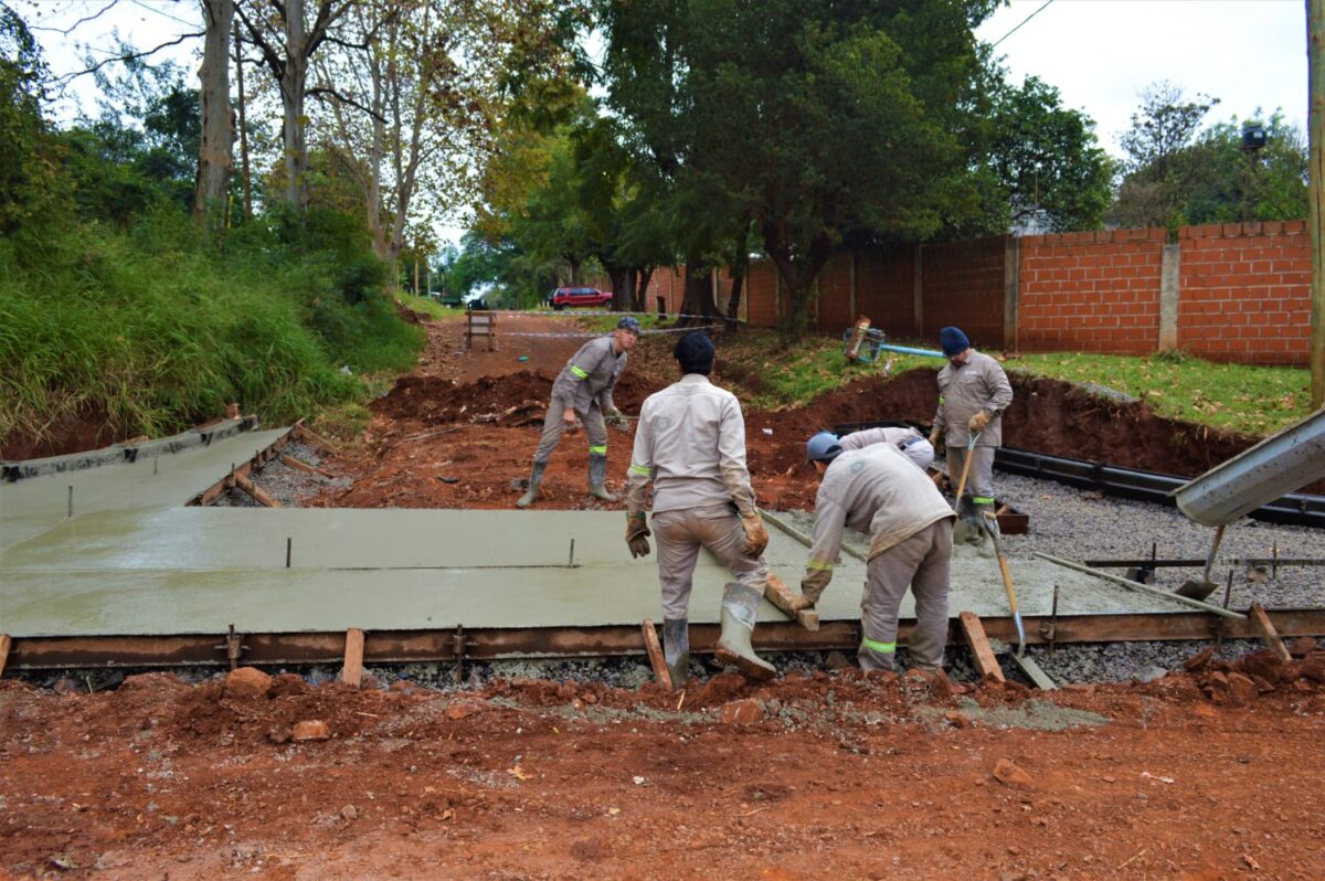 Concretan obras de infraestructura vial y desagües pluviales en el barrio Jardín de Posadas