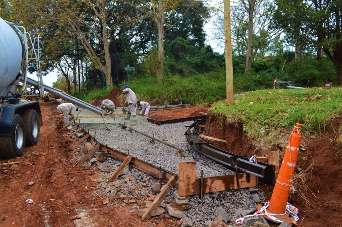 Concretan obras de infraestructura vial y desagües pluviales en el barrio Jardín de Posadas