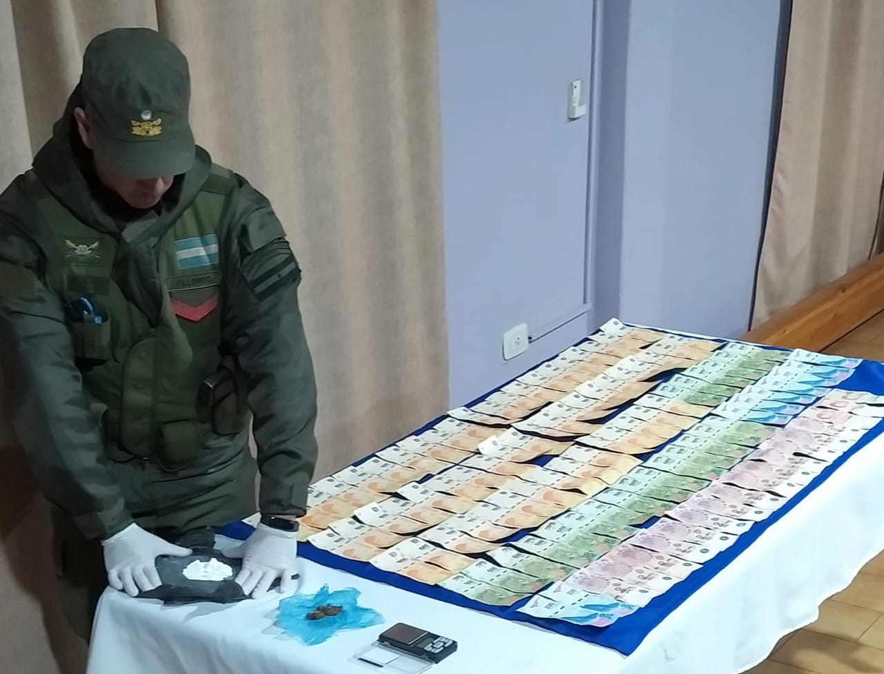 incautan cogollos de marihuana cocaina y dinero en efectivo en un control vial 2 - 1