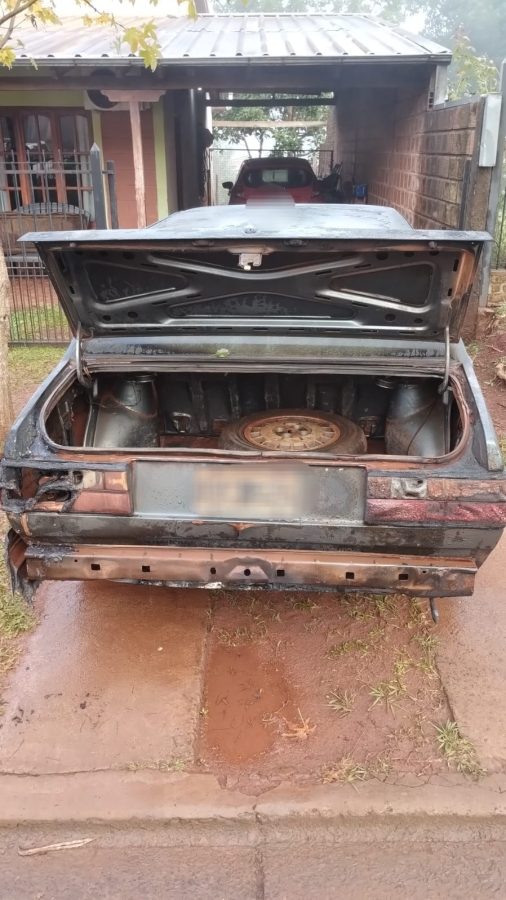 Detuvieron a dos jóvenes que intentaron incendiar un auto en Concepción de la Sierra 2 4 - incendiar auto 3 - 3