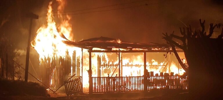 El Soberbio: incendio consumió por completo un comedor escolar
