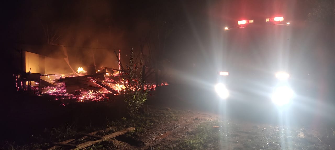 El Soberbio: incendio consumió por completo un comedor escolar 1 2 - incendio El Soberbio 2 - 1