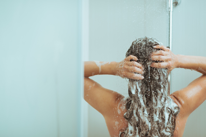 Advierten que lavarse el cabello todos los días "es perjudicial" para la salud