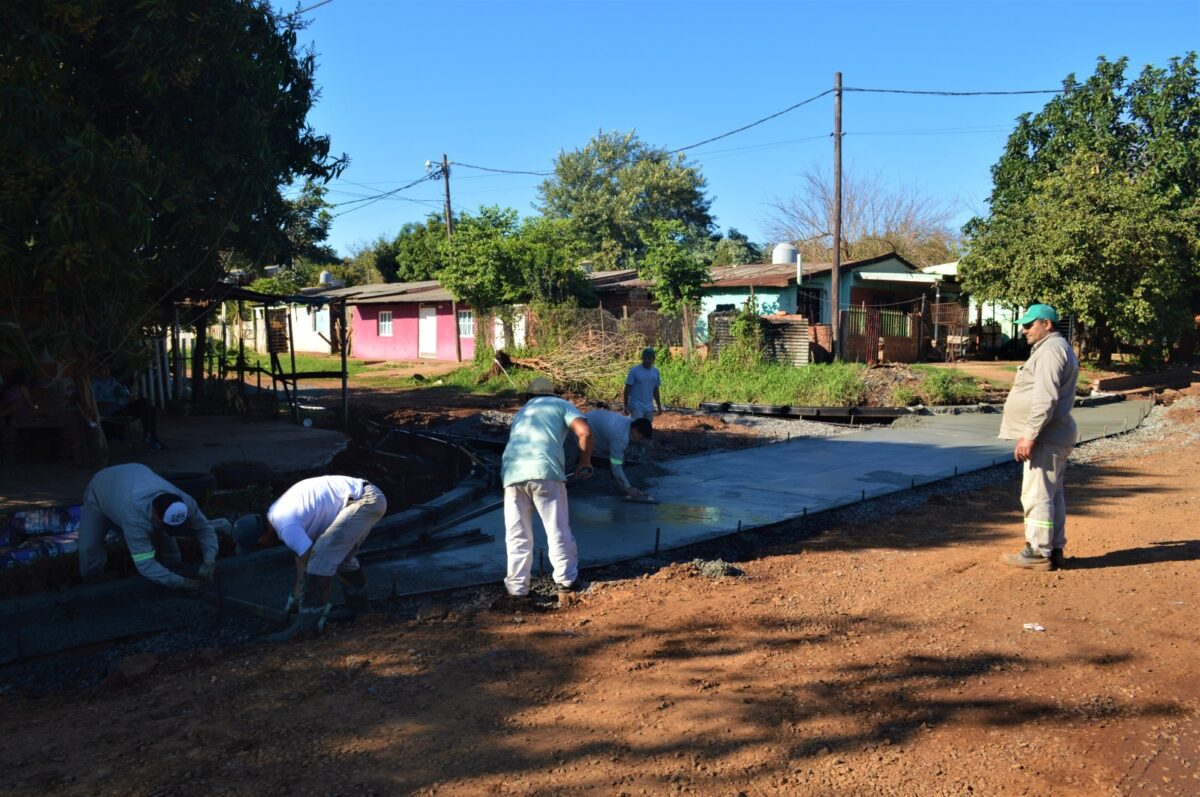 Realizan trabajos de cordones cunetas y badenes en barrio Prosol de Posadas 