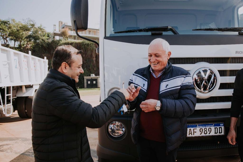 Entregaron camiones volcadores a cinco municipios misioneros 1 Entregaron camiones volcadores a cinco municipios misioneros