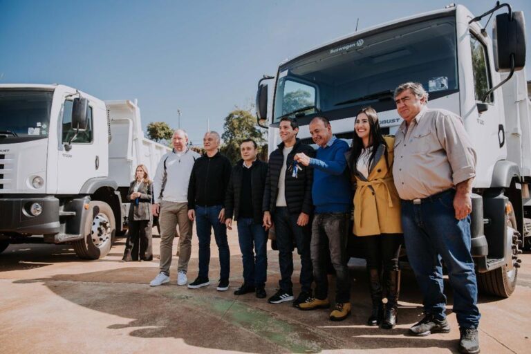 Entregaron camiones volcadores a cinco municipios misioneros 2 Entregaron camiones volcadores a cinco municipios misioneros