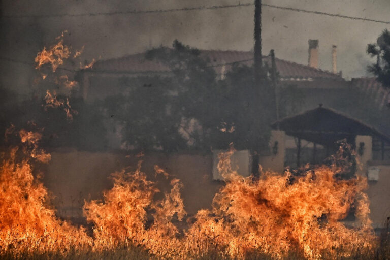 Grecia: bomberos combaten decenas de incendios en los alrededores de Atenas