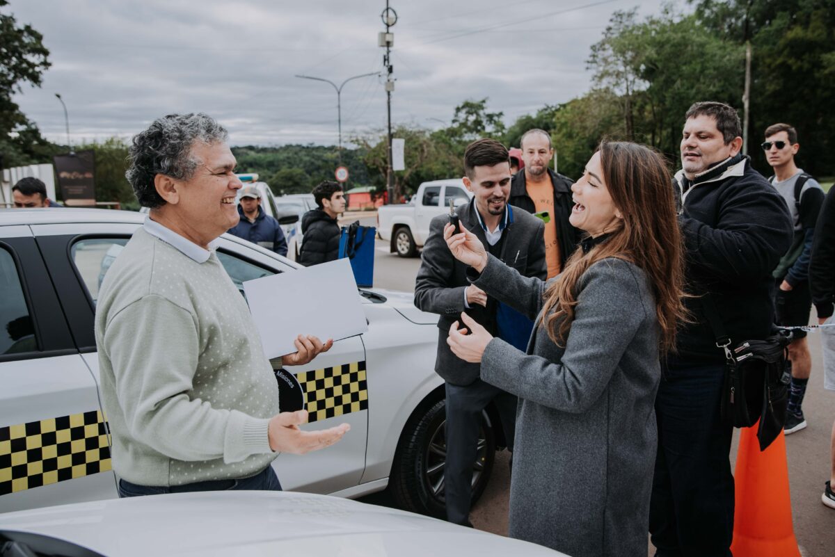 Se realizó la segunda entrega de vehículos del programa "Ahora Taxi" en Iguazú