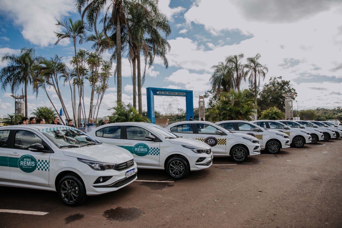 Se realizó la segunda entrega de vehículos del programa "Ahora Taxi" en Iguazú