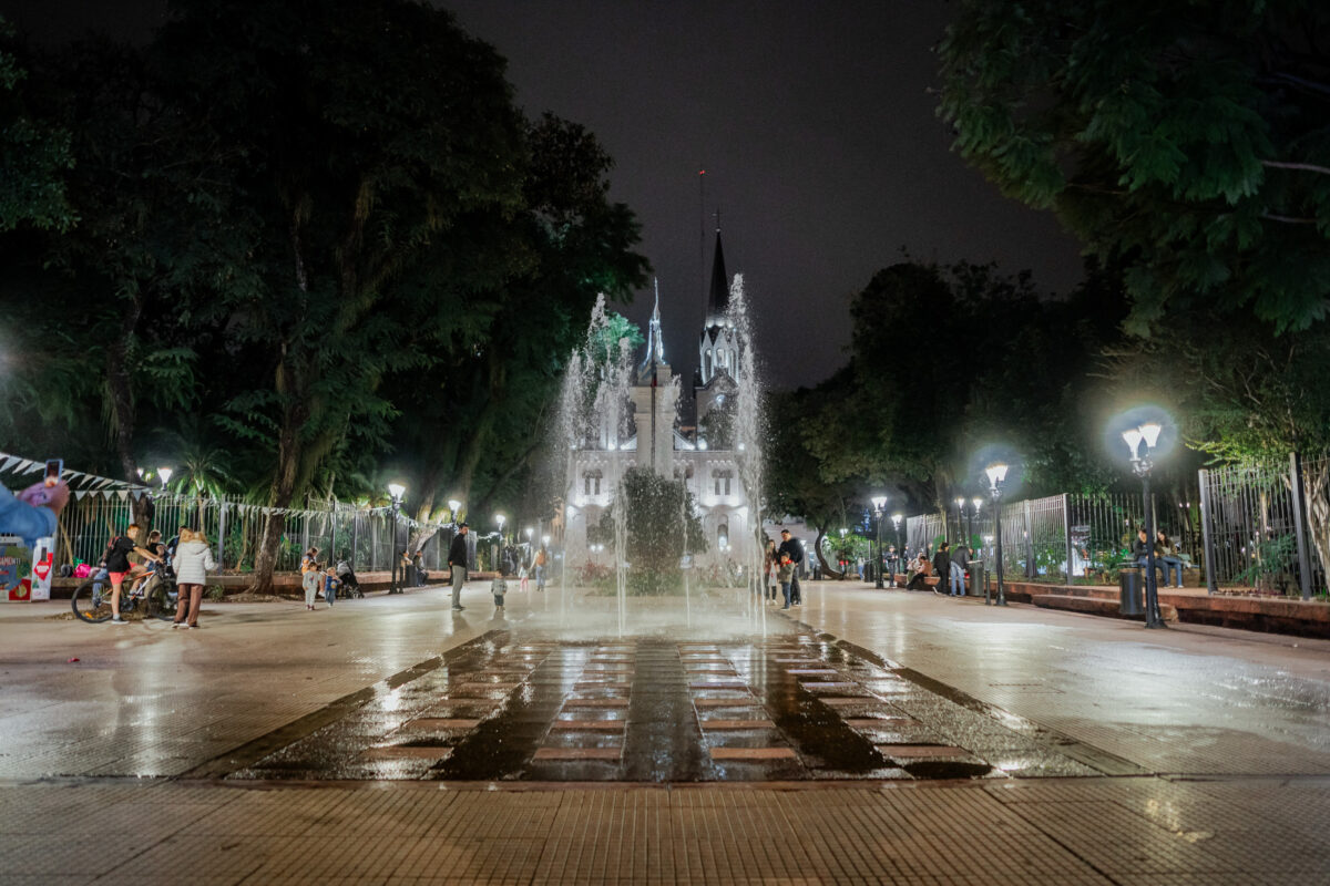 Embellecen la plaza 9 de Julio posadeña con aguas danzantes e iluminación