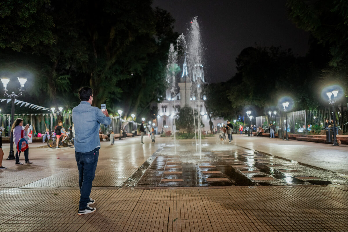 Embellecen la plaza 9 de Julio posadeña con aguas danzantes e iluminación