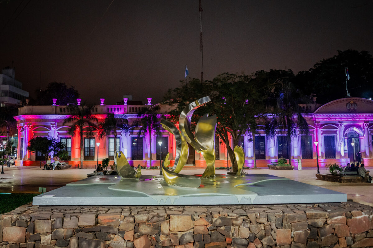 Embellecen la plaza 9 de Julio posadeña con aguas danzantes e iluminación