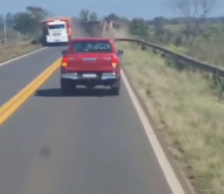 Un camión chocó y volcó tras zigzaguear en plena ruta nacional 14