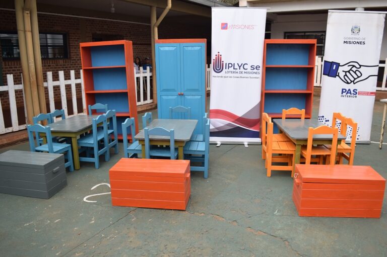 Entregaron kits de muebles a escuelas de San Ignacio a través del PAS