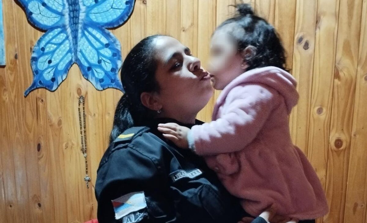 Una Sargento de Policía le salvó la vida a una beba que no podía respirar