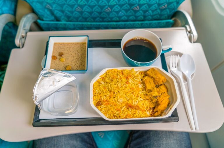 Los alimentos que se deben evitar beber y comer arriba de un avión