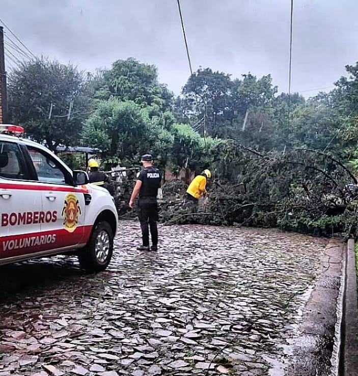 Asistieron a afectados por el temporal en diferentes municipios de la provincia 