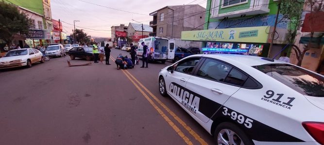 Mujer terminó herida tras el choque entre un auto y una moto en Oberá