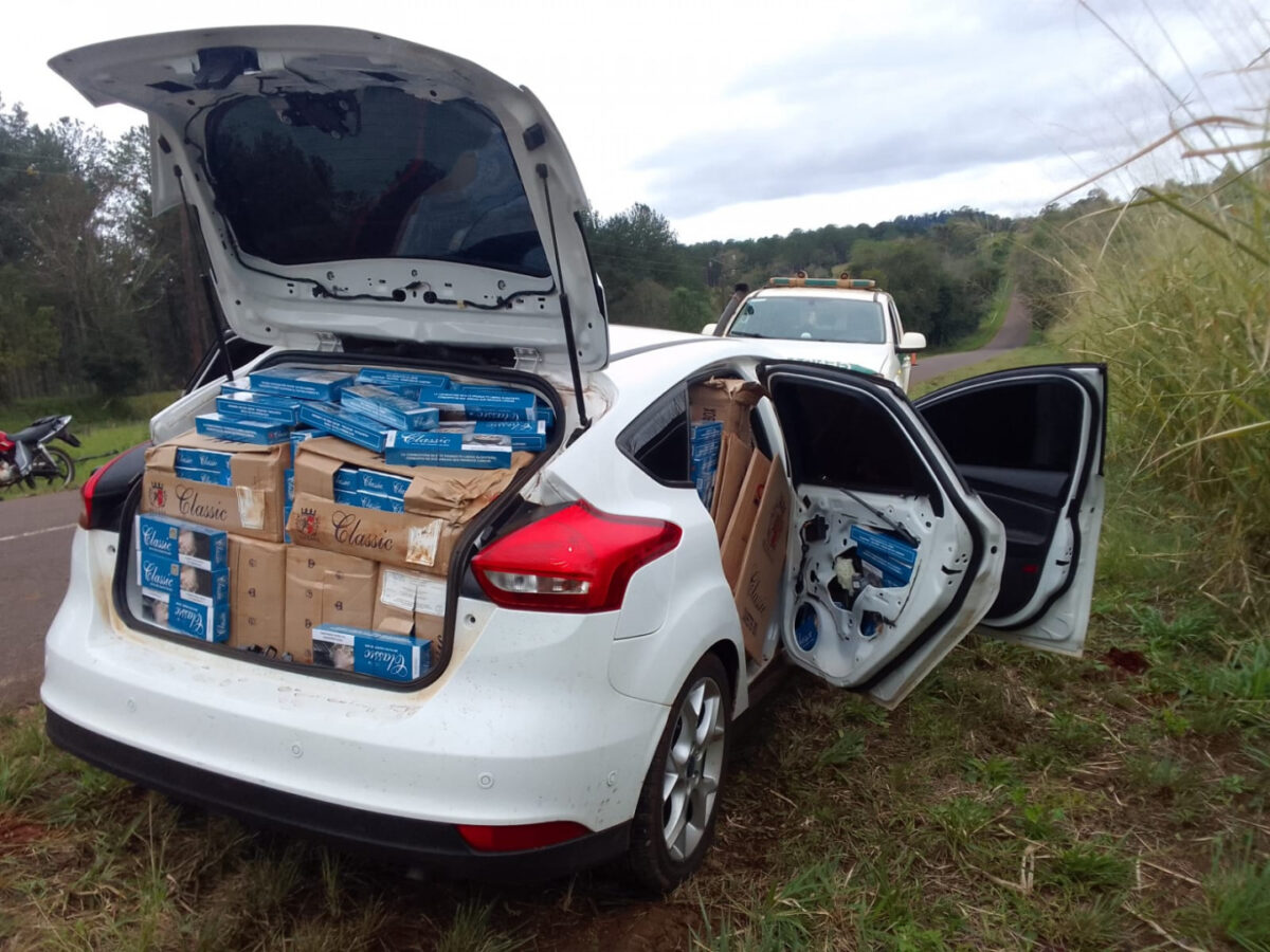 Pozo Azul: contrabandista atropelló a un motociclista y dejó abandonados 11 mil paquetes de cigarrillo