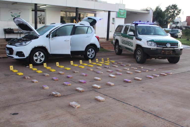 Interceptaron en Azara un vehículo que transportaba 72 kilos de cocaína