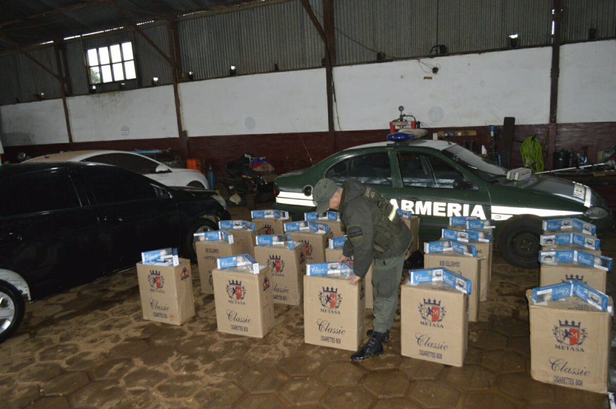 Hallaron 10.000 paquetes de cigarrillos dentro de un auto abandonado en Bernardo de Irigoyen