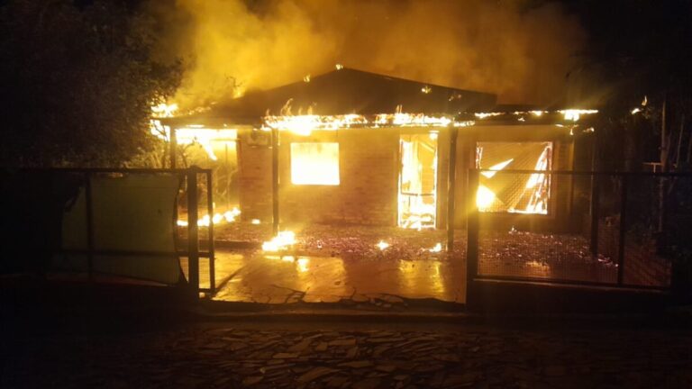 Incendio consumió por completo una vivienda en Yrigoyen