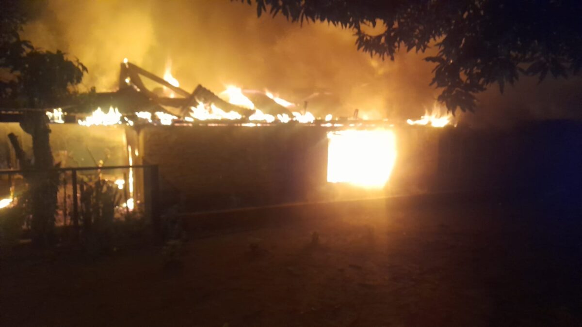 Incendio consumió por completo una vivienda en Yrigoyen 1 2 - incendio Yrigoyen 2 - 1
