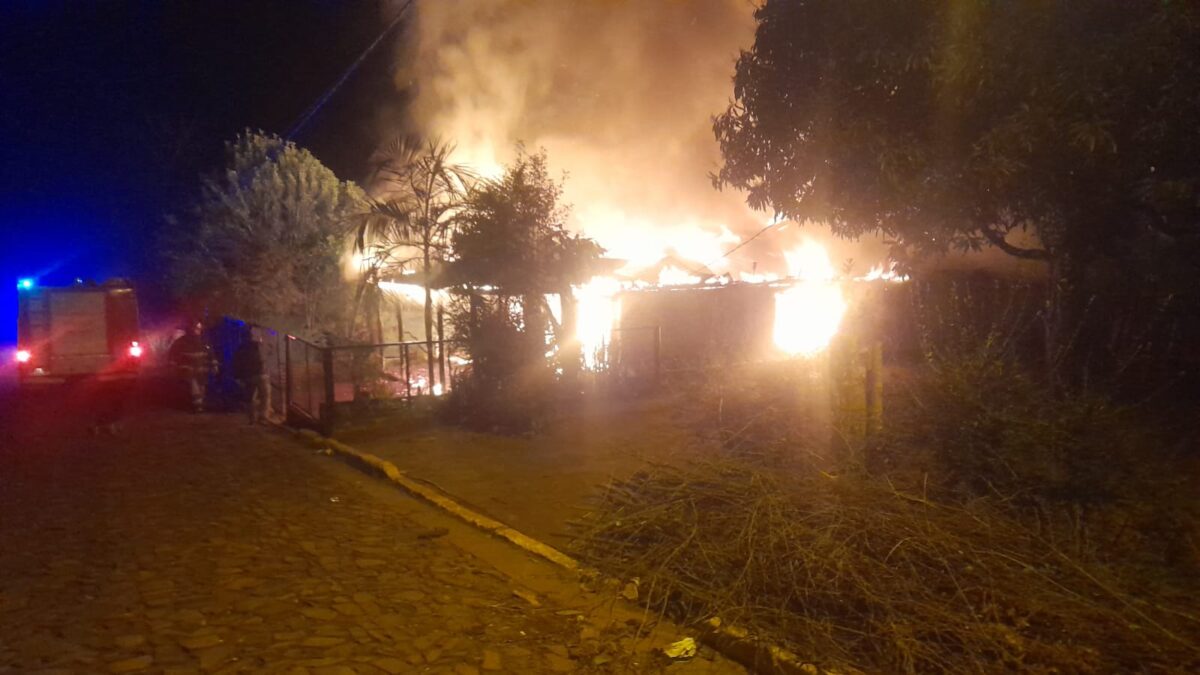 Incendio consumió por completo una vivienda en Yrigoyen 2 4 - incendio Yrigoyen 3 - 3