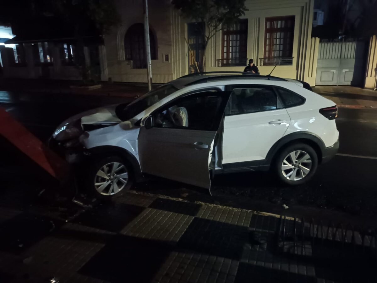 Conductor terminó herido tras despistar y chocar contra un poste en pleno centro posadeño