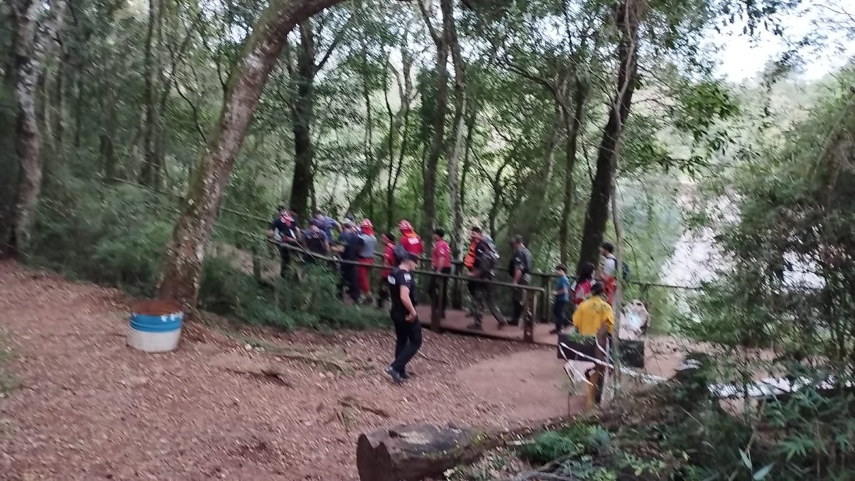 Aristóbulo del Valle: bomberos rescataron a una turista que se fracturó la pierna en el salto “La Olla” 4 8 - rescate2 4 - 7