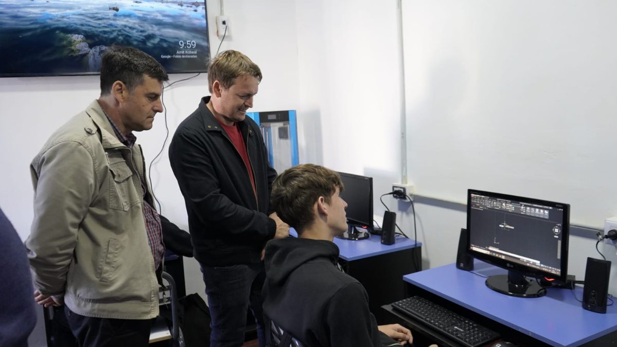 Fortalecen entornos formativos con entregas de equipamientos a escuelas técnicas