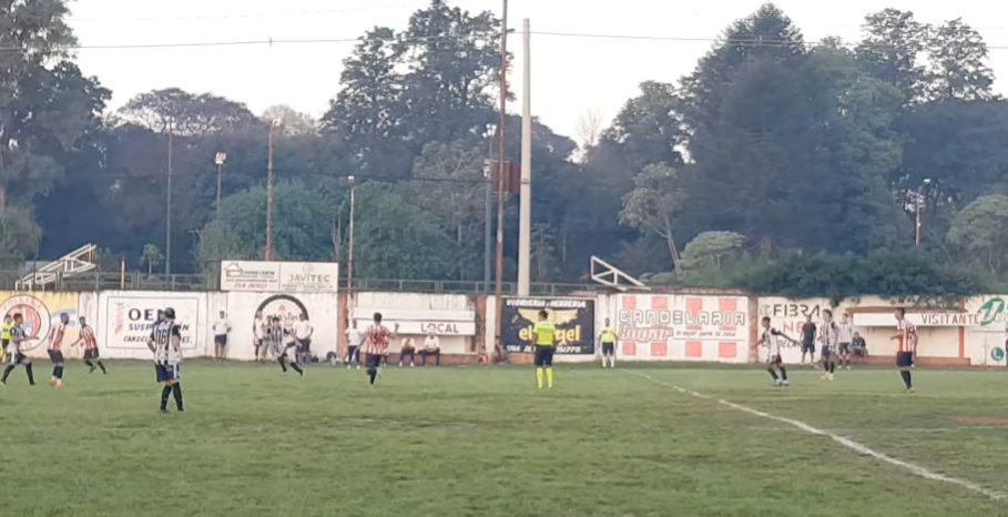 Atlético Posadas acaricia el título tras vencer 2 a 0 a Candelaria en la ida de la Final de la Liga Posadeña