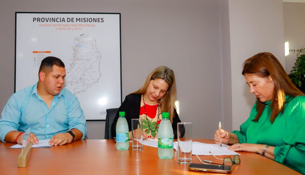 EMSA y la Dirección de Asuntos Guaraníes firmaron un convenio para beneficio de las Comunidades Indígenas 1 2 - Convenio Energia de Misiones y Asuntos Guaranies 2 - 1