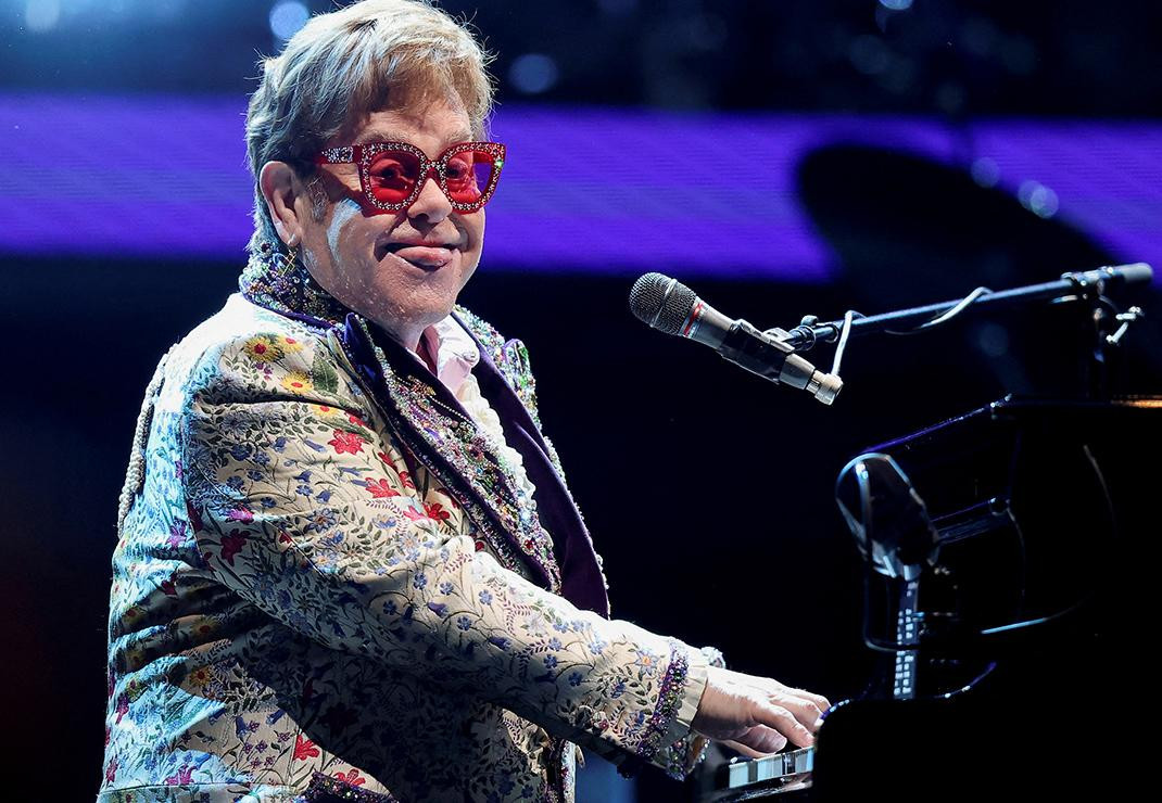 Elton John criticó a una funcionaria británica por sus declaraciones sobre inmigrantes LGBTQ+